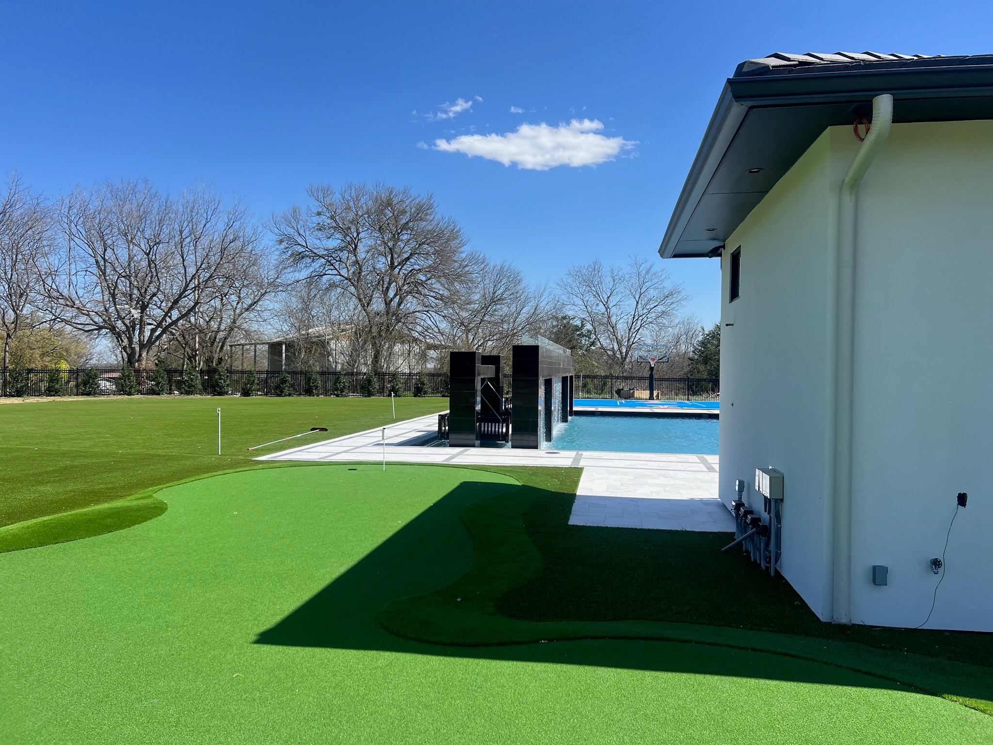 A landscape of synthetic turf installed by Home Turf Fort Worth
